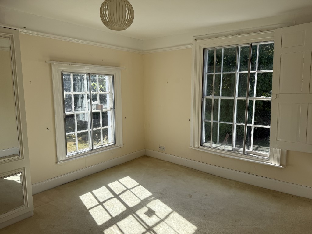 Lot: 192 - TWO-BEDROOM FLAT IN NEED OF IMPROVEMENT - Bedroom two with views over communal gardens